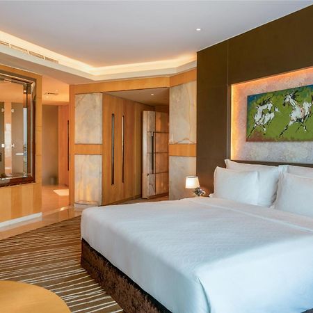 The Meydan Hotel Dubai Exterior foto A bedroom at the hotel