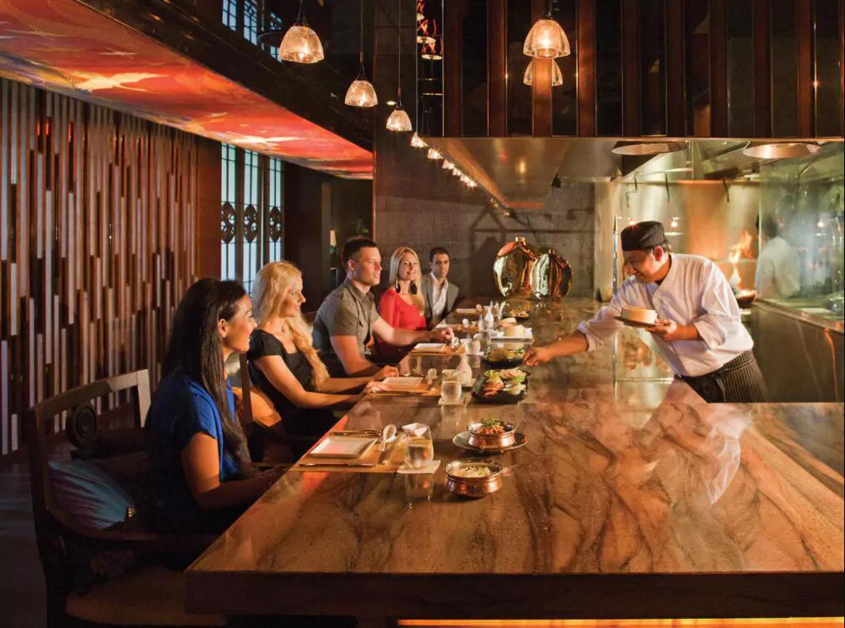 The Meydan Hotel Dubai Exterior foto The restaurant's interior