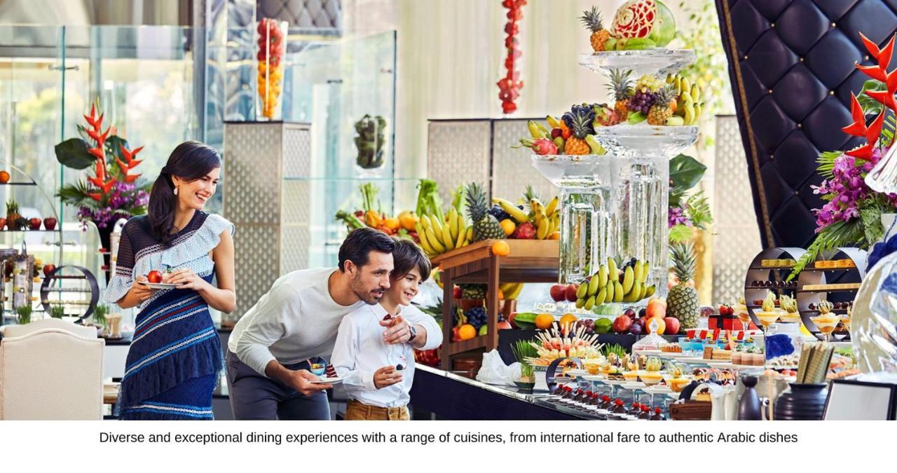 The Meydan Hotel Dubai Exterior foto Family at the buffet