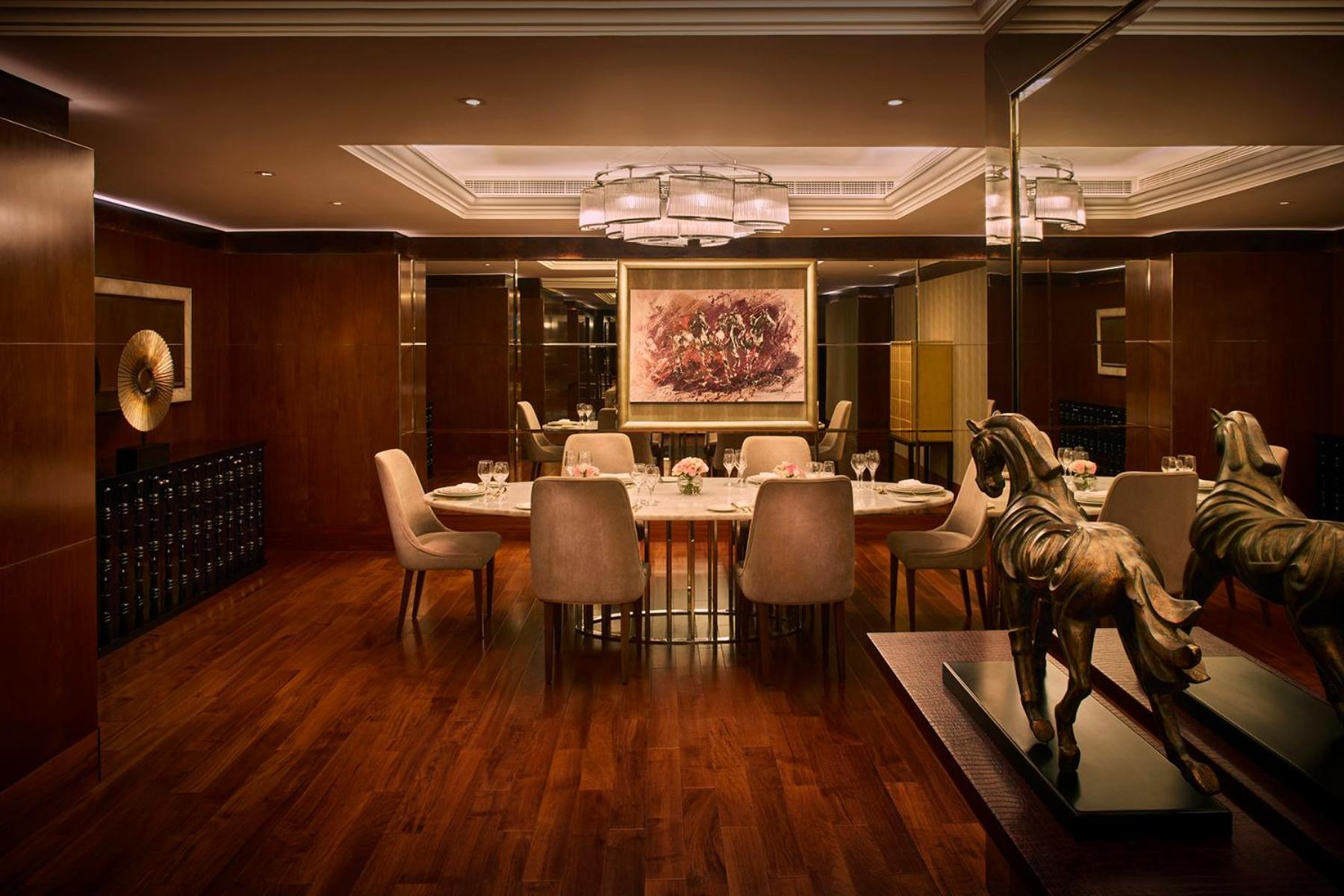 The Meydan Hotel Dubai Exterior foto The dining room at the restaurant