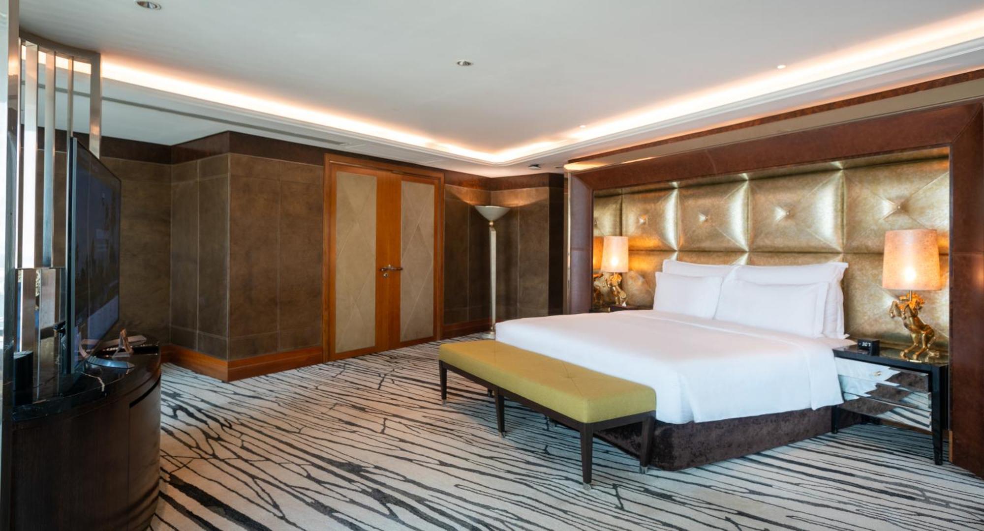 The Meydan Hotel Dubai Exterior foto A bedroom in the Presidential Suite