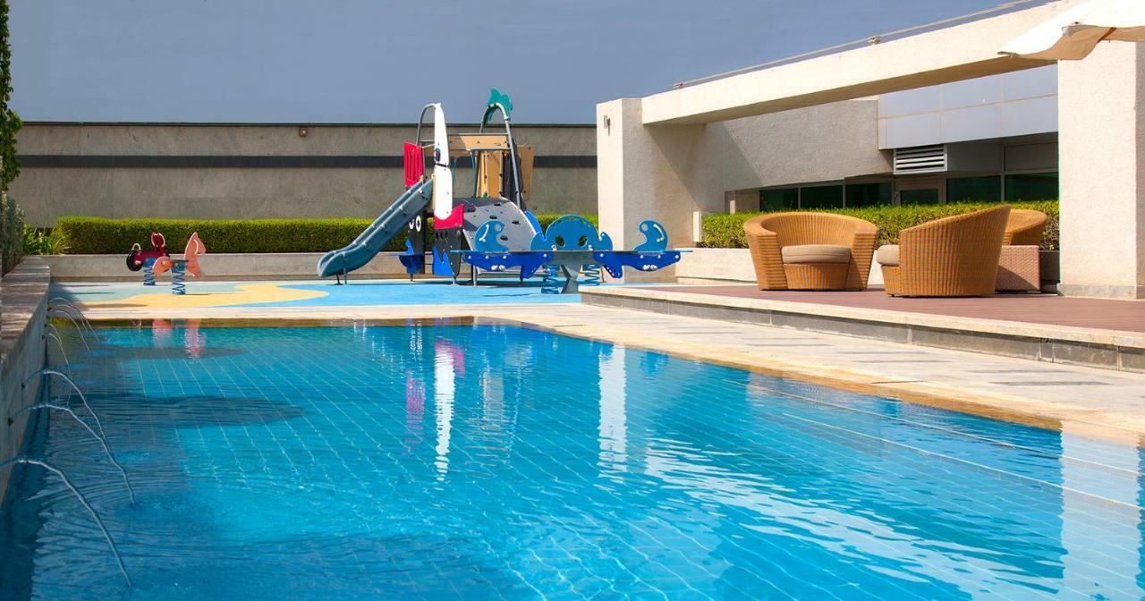 The Meydan Hotel Dubai Exterior foto Swimming pool